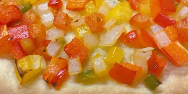 Cómo hacer una rica tarta de verduras con tomate, morones y cebolla