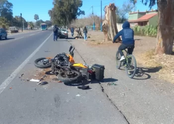 Ruta 20: fuerte choque entre un auto y una moto en Las Chacritas, 9 de Julio