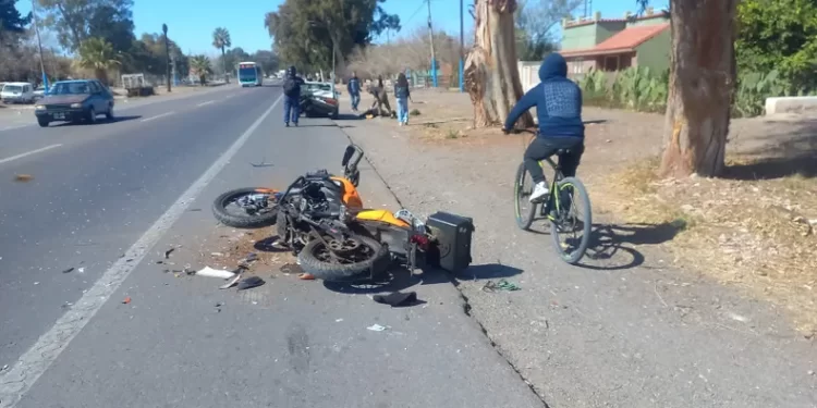 Ruta 20: fuerte choque entre un auto y una moto en Las Chacritas, 9 de Julio