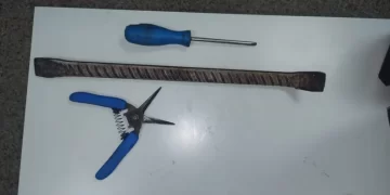 Con una barreta y una tijera, sorprendieron a jóvenes dañando una casa en Caucete