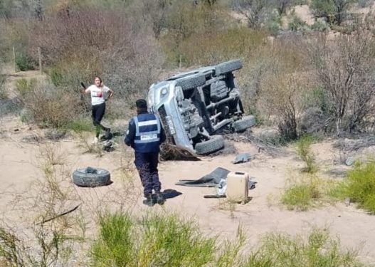 Ruta 20: perdió el control de la Hilux y terminó volcando violentamente