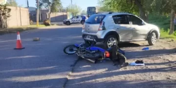 Un motociclista resultó herido tras chocar con un auto