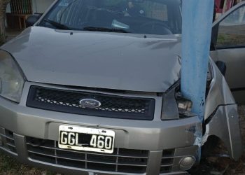 Ruta 20: perdió el control, atropelló a un peatón y terminó incrustado en un poste