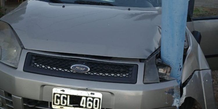 Ruta 20: perdió el control, atropelló a un peatón y terminó incrustado en un poste