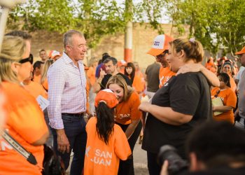 Los candidatos del Frente Por San Juan caminaron Chimbas junto a vecinos