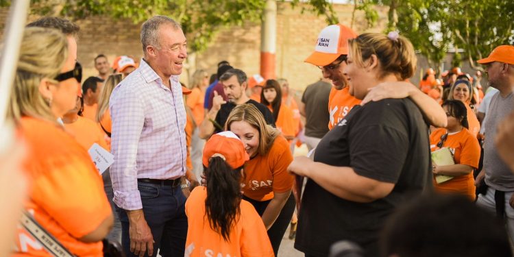 Los candidatos del Frente Por San Juan caminaron Chimbas junto a vecinos