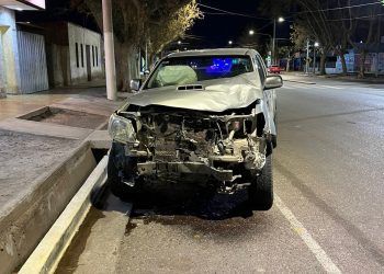Brutal choque entre camioneta y moto en Rivadavia dejó a un joven grave