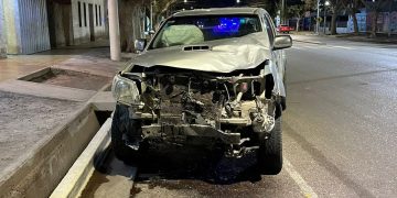 Brutal choque entre camioneta y moto en Rivadavia dejó a un joven grave