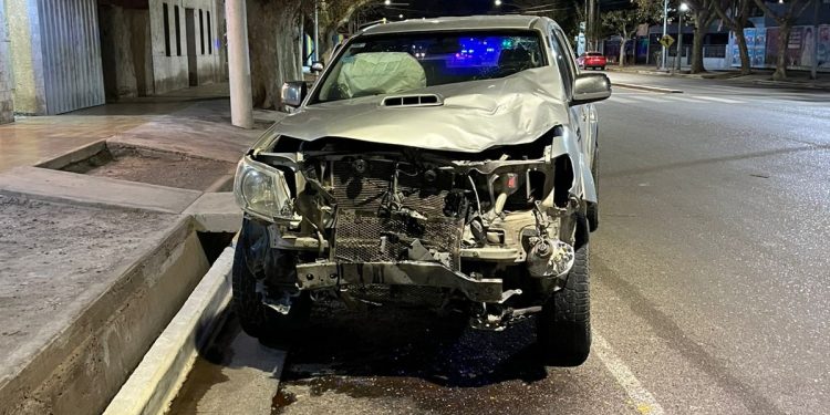 Brutal choque entre camioneta y moto en Rivadavia dejó a un joven grave