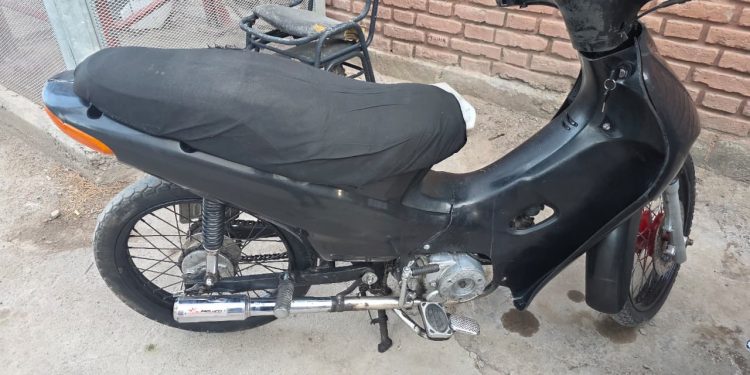 Fuerte choque en La Chimbera: una motociclista y una peatón fueron hospitalizadas