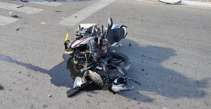 Fatal siniestro en Chimbas: un motociclista murió tras chocar con un auto
