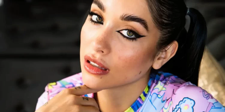 María Becerra se robó las miradas en el desfile de Carolina Herrera en Madrid