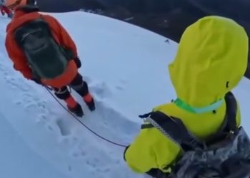 Se soltó del arnés para tomarse una selfie en el monte Nama, pero resbaló y murió