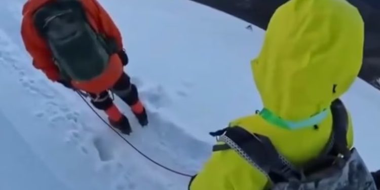 Se soltó del arnés para tomarse una selfie en el monte Nama, pero resbaló y murió