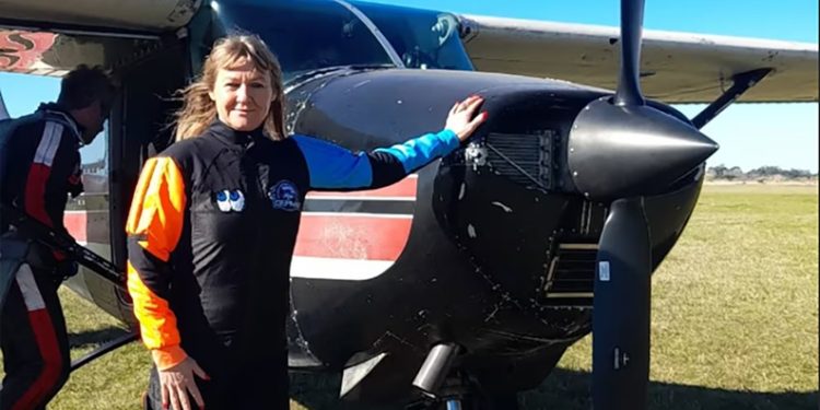 Una mujer murió durante un salto en paracaídas