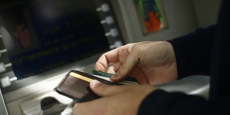 Maestra jardinera fue acusada de estafar a sus compañeras de trabajo para viajar a Europa