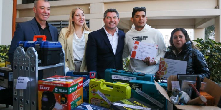 Orrego encabezó la entrega de certificados y herramientas del programa Aprender, Trabajar y Producir