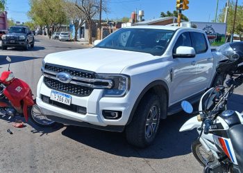 Mujer resultó herida tras un choque entre una camioneta y una moto