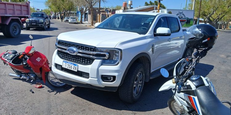 Mujer resultó herida tras un choque entre una camioneta y una moto