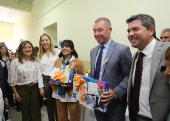 Orrego entregó 376 computadoras a docentes de Sarmiento y 25 de Mayo e inauguró una escuela en Cochagual