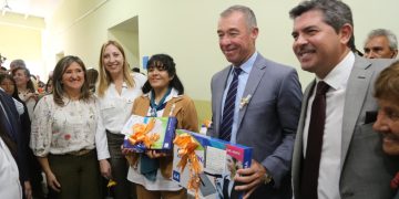 Orrego entregó 376 computadoras a docentes de Sarmiento y 25 de Mayo e inauguró una escuela en Cochagual