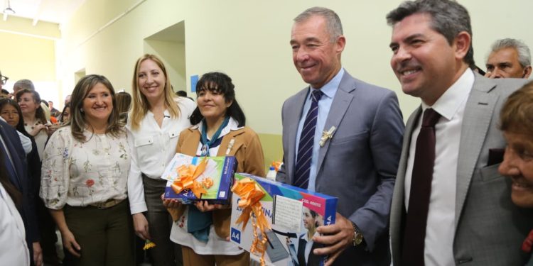 Orrego entregó 376 computadoras a docentes de Sarmiento y 25 de Mayo e inauguró una escuela en Cochagual