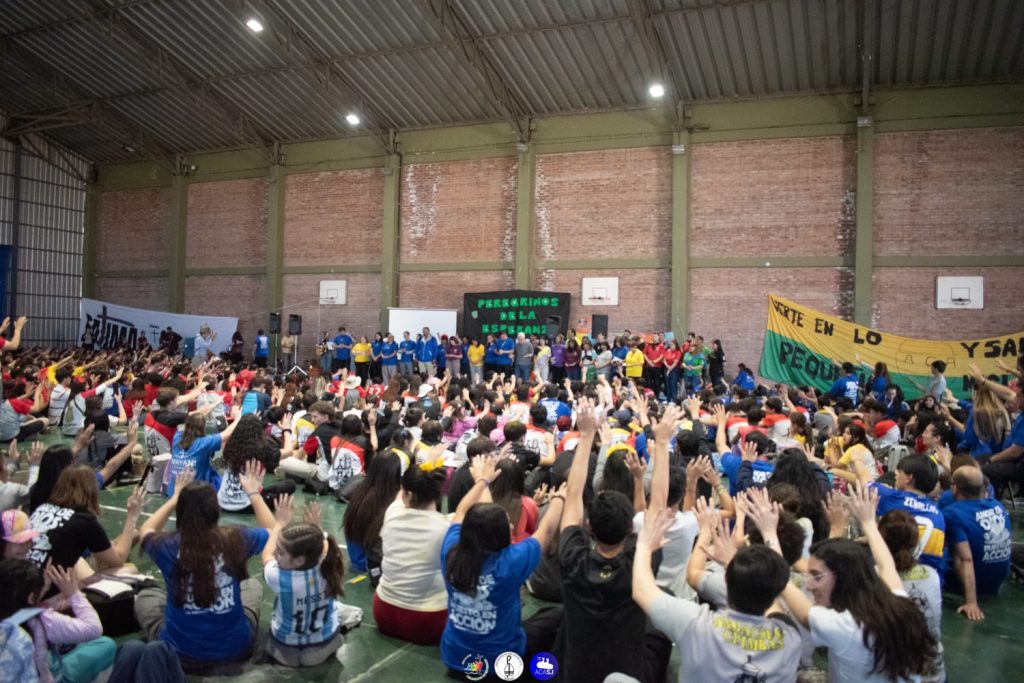 Momento de la Asamblea con la bendición de todos los presentes a los presidentes que estaban por comenzar la elección estatutaria.