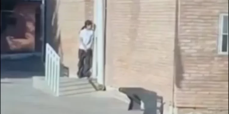 Una chica de 14 años armada está atrincherada en la escuela y hubo disparos