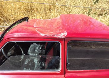 Un poste de luz cayó sobre un auto en plena Ruta 270