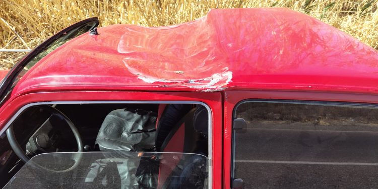 Un poste de luz cayó sobre un auto en plena Ruta 270