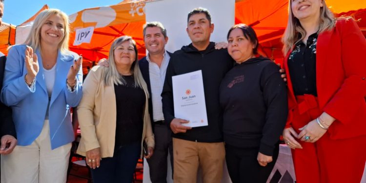 El gobernador Orrego inauguró un CDI y recorrió el operativo San Juan Cerca