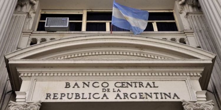 El BCRA volvió a intervenir en el mercado y vendió US$379 millones