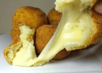 Cómo preparar bombas de papa rellenas