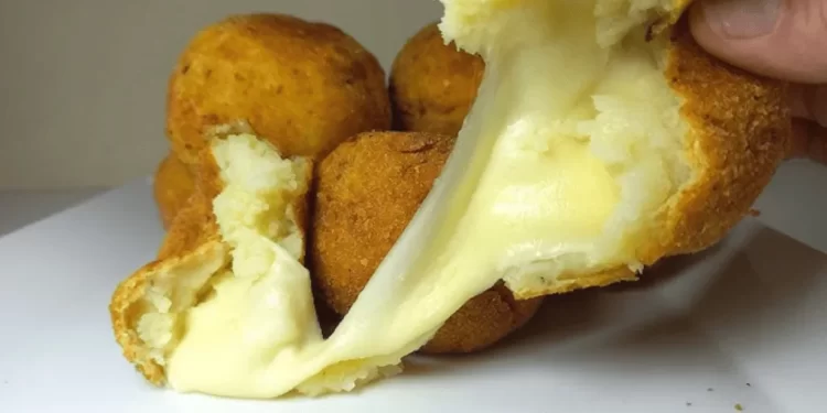 Cómo preparar bombas de papa rellenas