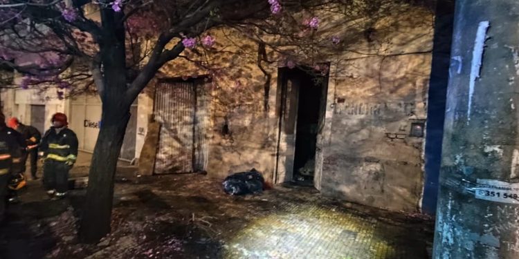 Un abuelo y sus dos nietos murieron en un incendio: los niños tenían 7 y 10 años