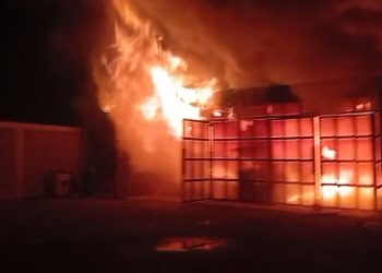 Voraz incendio en un taller de Caucete dejó cinco vehículos calcinados