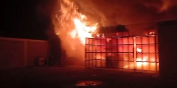 Voraz incendio en un taller de Caucete dejó cinco vehículos calcinados
