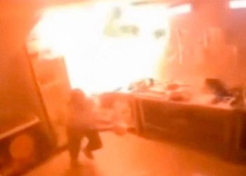 Impactante: cocinera quiso apagar el aceite con agua y comenzó un incendio