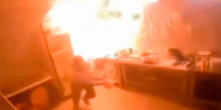 Impactante: cocinera quiso apagar el aceite con agua y comenzó un incendio