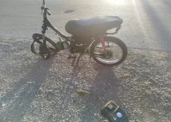 Un motociclista de 19 años resultó herido tras chocar contra un auto