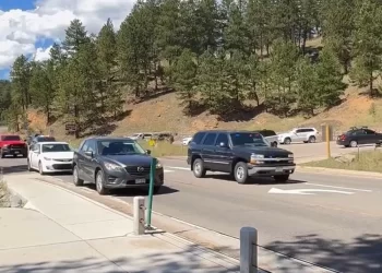 Tiene 16 años fue armado a la escuela, le disparó a dos compañeros y se quitó la vida