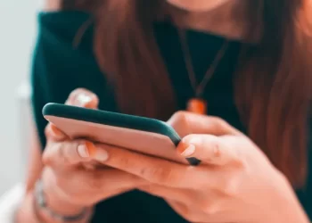 Los signos que no pueden evitar exponer su vida en redes sociales