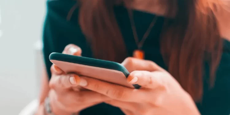 Los signos que no pueden evitar exponer su vida en redes sociales