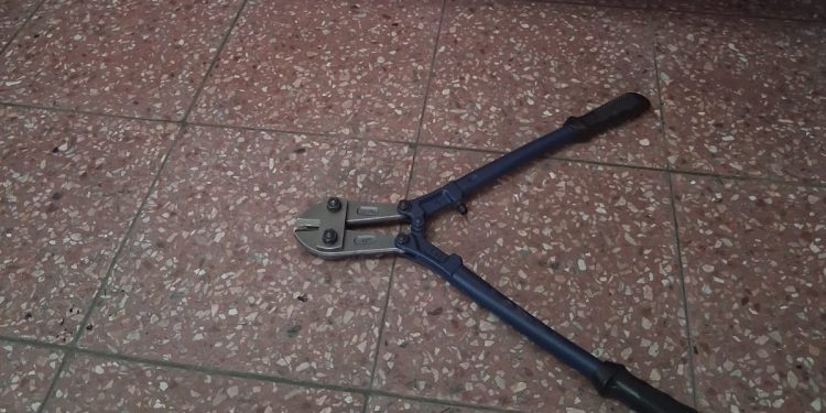 Encuentran en Caucete a un menor con una tijera cortahierro cerca de un kiosco