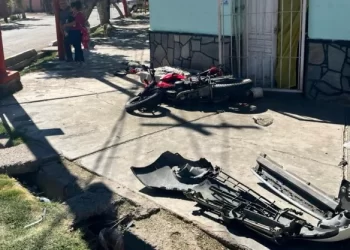 Choque entre remis y moto en dejó a un herido