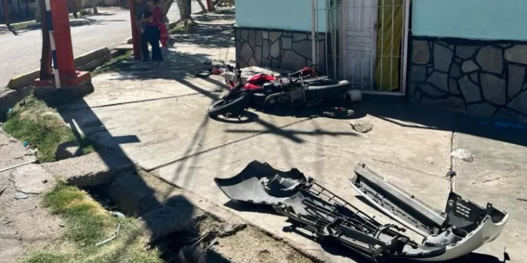 Choque entre remis y moto en dejó a un herido