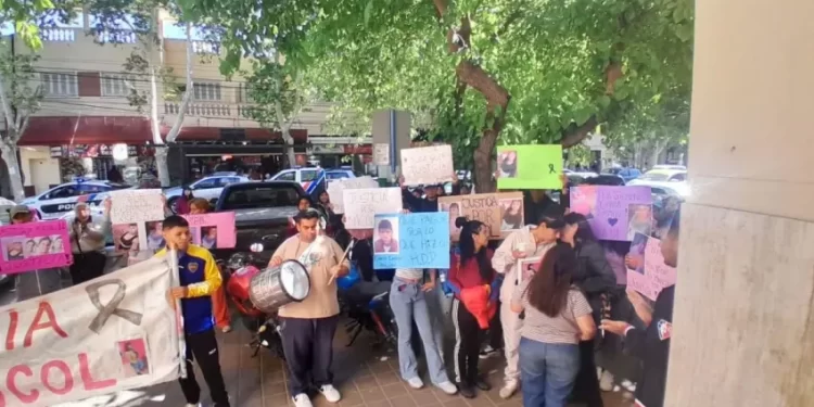 Familiares de Nicole Bajinai reclamaron justicia frente a Tribunales