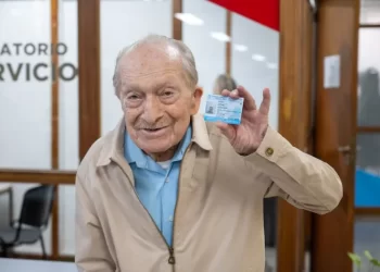 A los 100 años, renovó su licencia y sigue manejando