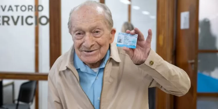 A los 100 años, renovó su licencia y sigue manejando