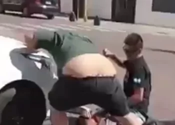 Un joven fue golpeado frente a decenas de testigos